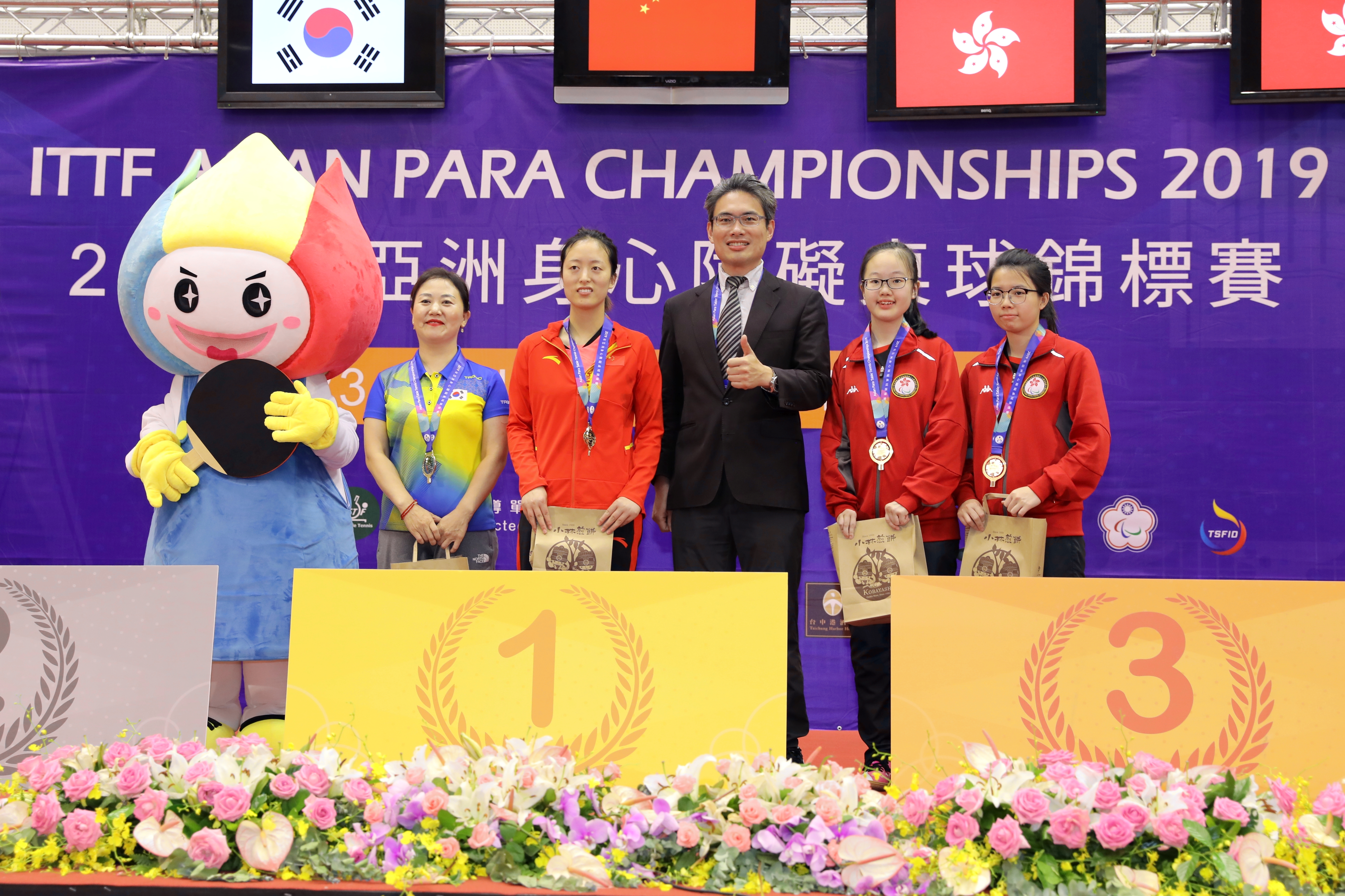 王睿（左二）在2019年亚洲残疾人乒乓球锦标赛夺冠