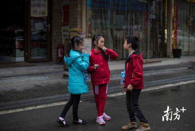 映秀的街头上，邓琪倩和两个从小一起长大的好朋友聊得正欢，李雪琪和叶福康也都有哥哥或姐姐在地震中遇难。摄于2018年3月。