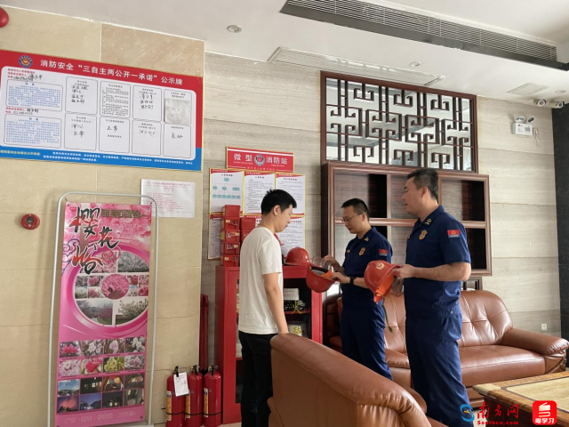 检查组深入社会单位开展消防安全检查和现场指导工作。