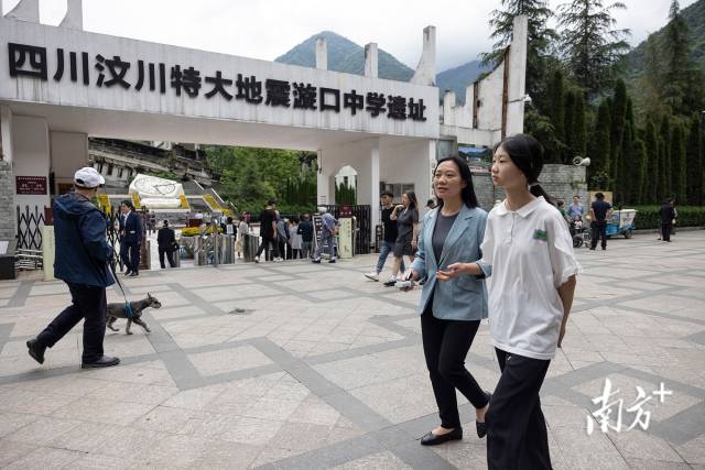 李秀华和邓琪倩经过漩口中学遗址，许多游客前来这里凭吊。