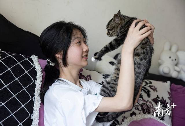 邓琪倩和她的猫咪“久久”，寓意陪伴长长久久。