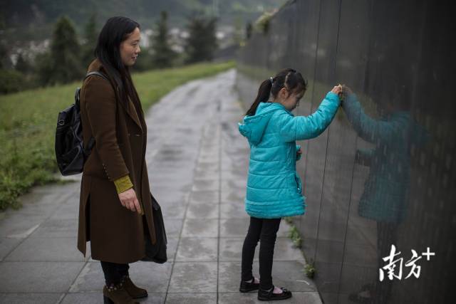 2018年3月31日，清明节前夕，8岁的邓琪倩和妈妈李秀华来到“5·12”特大地震遇难者公墓。邓琪倩认真地擦拭墓碑上姐姐的名字。