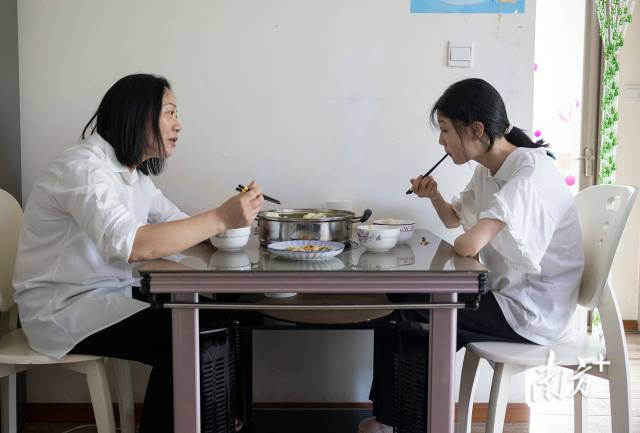5月7日上午，李秀华和邓琪倩吃早饭，吃完她们准备启程回趟映秀。