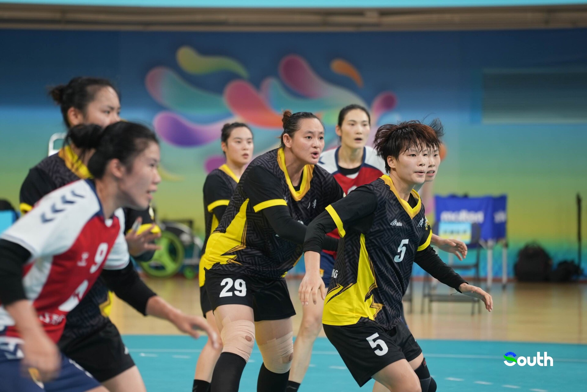 Guangdong team wearing black jersey.