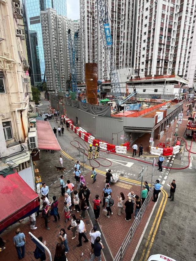香港警方接报后封锁附近一带道路