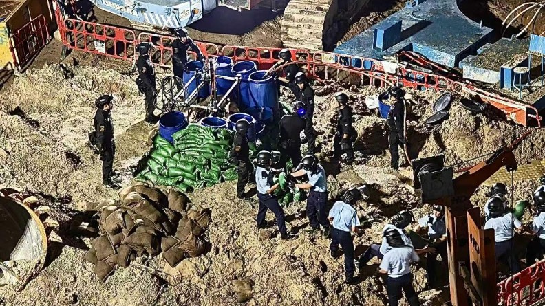 香港战时炸弹已被锯开外壳，正销毁！7年前曾出现同型号炸弹