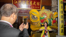 在《狂飙》取景地“买买买”,侨胞:这是小时候的味道 在《狂飙》取景地“买买买”,侨胞:这是小时候的味道