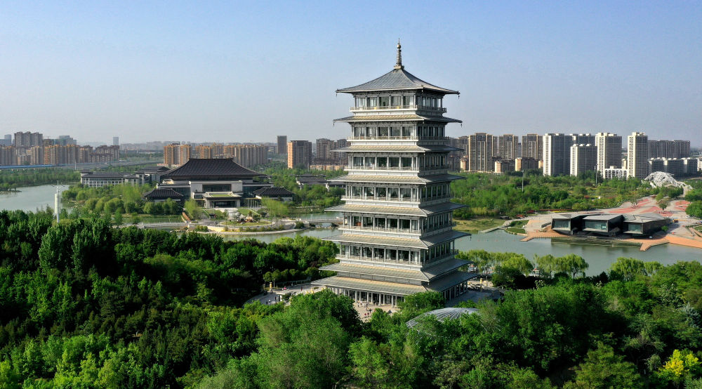 位于西安浐灞生态区的长安塔（2023年4月16日摄，无人机照片）。新华社记者 刘潇 摄