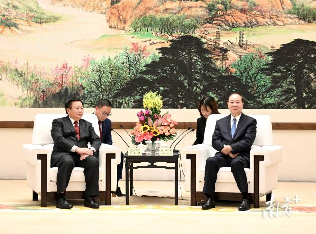 7月13日上午，省委书记黄坤明在广州会见了由越共中央政治局委员、胡志明国家政治学院院长、中央理论委员会主席阮春胜率领的越南共产党代表团。 南方+记者 王辉 摄