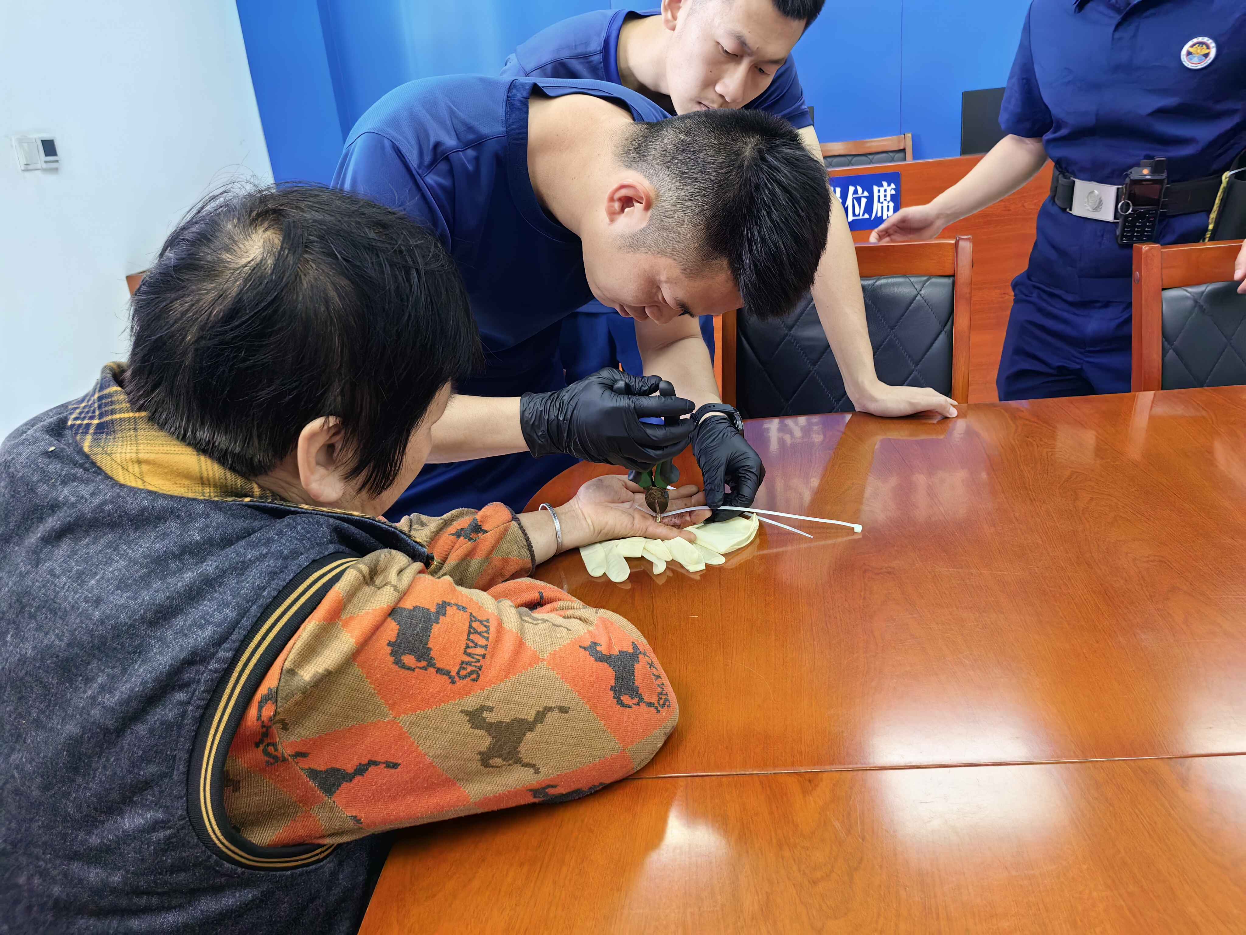 七旬老人被戒指卡手 云城消防员“巧手”解困