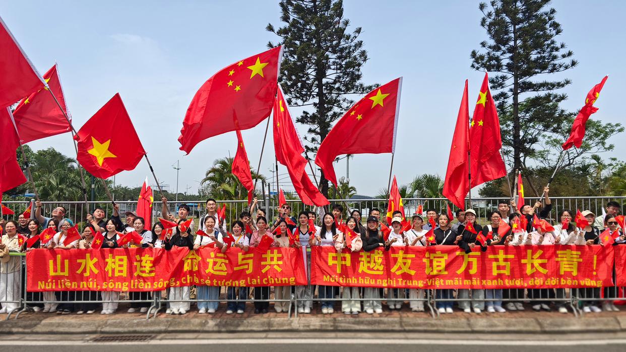 △越南当地民众和中资机构、留学生代表热烈欢迎习近平总书记到访。