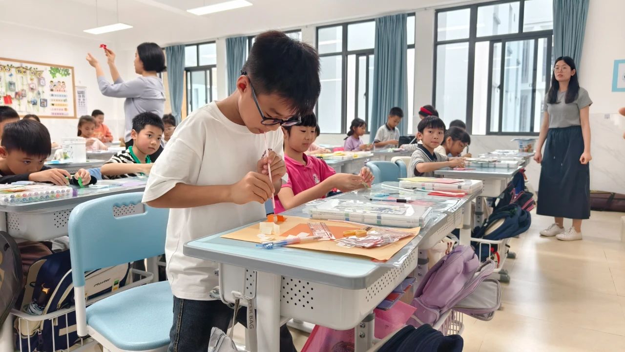 新兴优化中小学作息试点成效显著