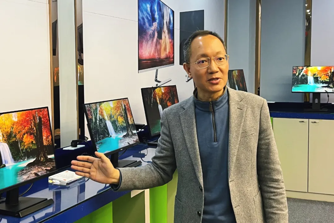 中强精英电子副总经理王太刚介绍产品