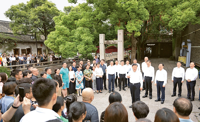 2023年7月5日至7日，中共中央总书记、国家主席、中央军委主席习近平在江苏考察。这是6日上午，习近平在苏州平江历史文化街区，同当地居民和游客亲切交流。 新华社记者 燕雁/摄