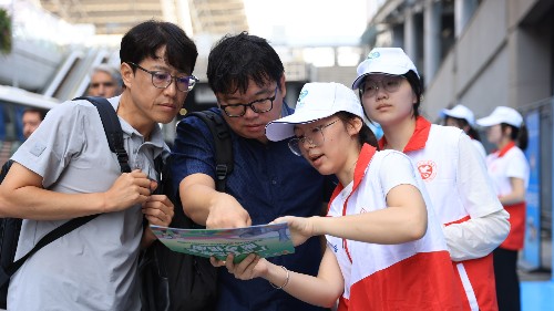 港澳青年加入、小语种翻译“很稳”！广交会首日志愿服务驿站升级亮相