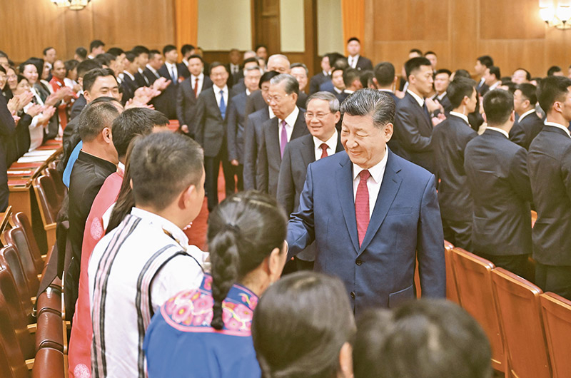 2024年9月29日晚，庆祝中华人民共和国成立75周年音乐会在京举行。习近平、李强、赵乐际、王沪宁、蔡奇、丁薛祥、李希、韩正等党和国家领导人，同3000多名观众一起观看演出。 新华社记者 燕雁/摄