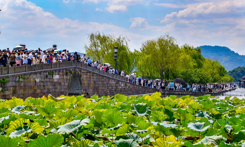 2024年10月4日，杭州西湖景區(qū)迎來國(guó)慶假期旅游高峰。