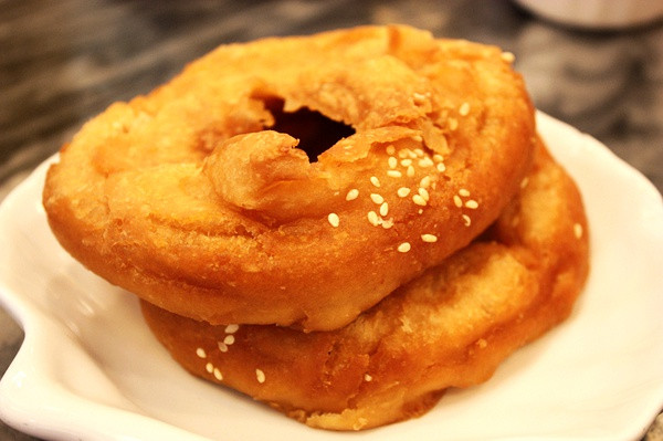 （咸煎饼是广州的传统小吃，其外脆内软，咸香可口吸引了一大批食客，其制作用面粉搭配红糖、南乳、泡打粉等制作，经油炸后口感心软、皮脆、松香。）