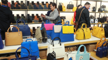 广东狮岭镇:加强自主品牌培育 助力产业向高端化迈进 广东狮岭镇:加强自主品牌培育 助力产业向高端化迈进
