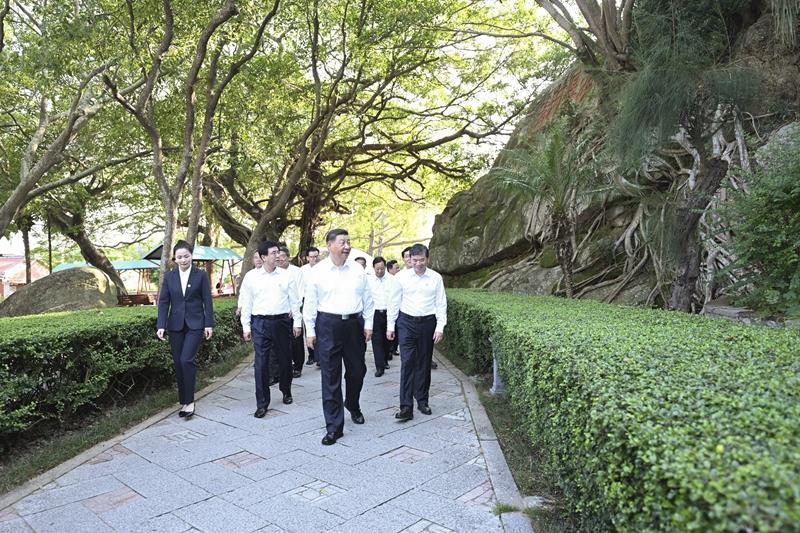 △2024年10月15日，習近平總書記在福建省漳州市東山縣關帝文化產(chǎn)業(yè)園考察。