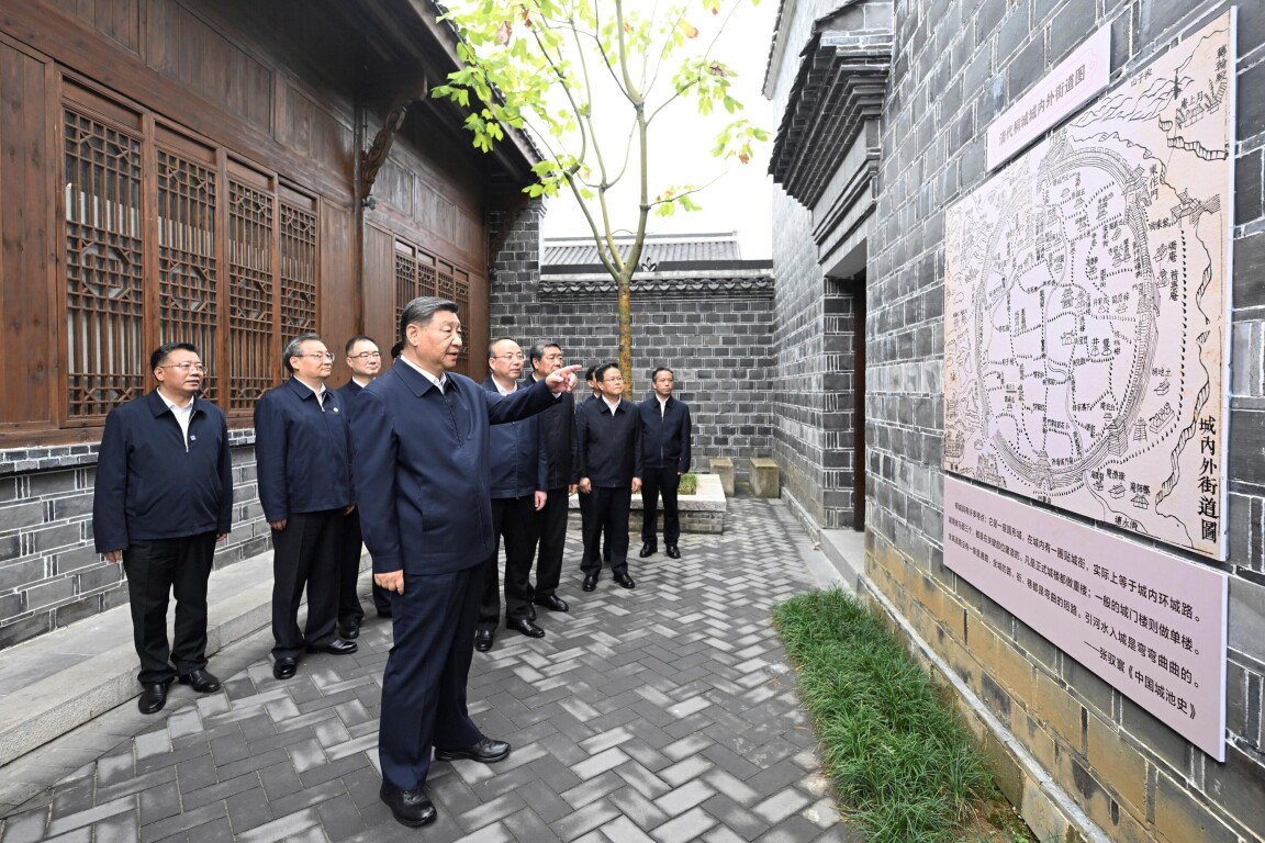 △2024年10月17日，習近平總書記在安徽省安慶桐城市六尺巷考察。