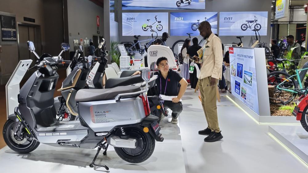 New energy electric vehicles shine at the Canton Fair, highlighting innovative strength of China's manufacturing industry