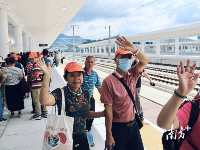 广汕高铁开通当日，首批193位旅客到达汕尾站。李冠宇 摄