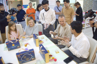 Tianhe’s Guangyue community celebrates Mid-Autumn Festival with expats