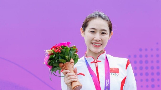 杭州亚运会摘金归来，钟秀婷鼓励小队员要坚持到底