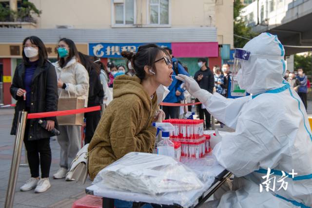 广州市东山口地铁口F口核酸检测采样点现场，考生检测核酸。 