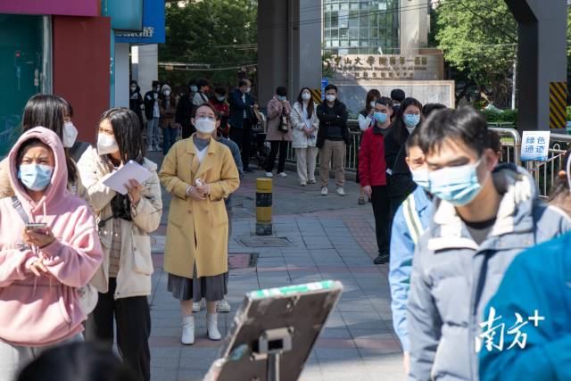 广州市东山口地铁口F口核酸检测采样点现场，考生排队检测核酸。 