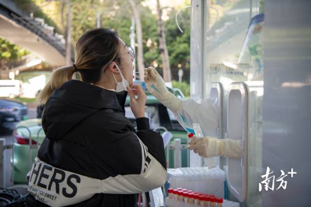 广州市海珠区瑞宝街道第二金碧花园西北门核酸检测点，考生检测核酸。
