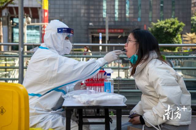 广州市东山口地铁口F口核酸检测采样点现场，考生检测核酸。