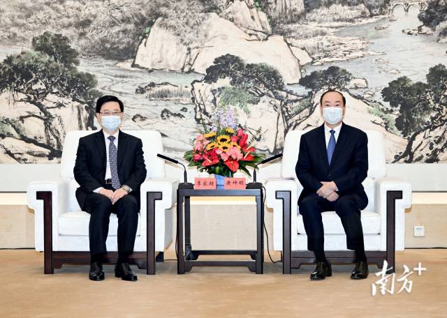 2月23日上午，省委书记黄坤明与香港特别行政区行政长官李家超会见交流。南方日报记者 王辉 摄