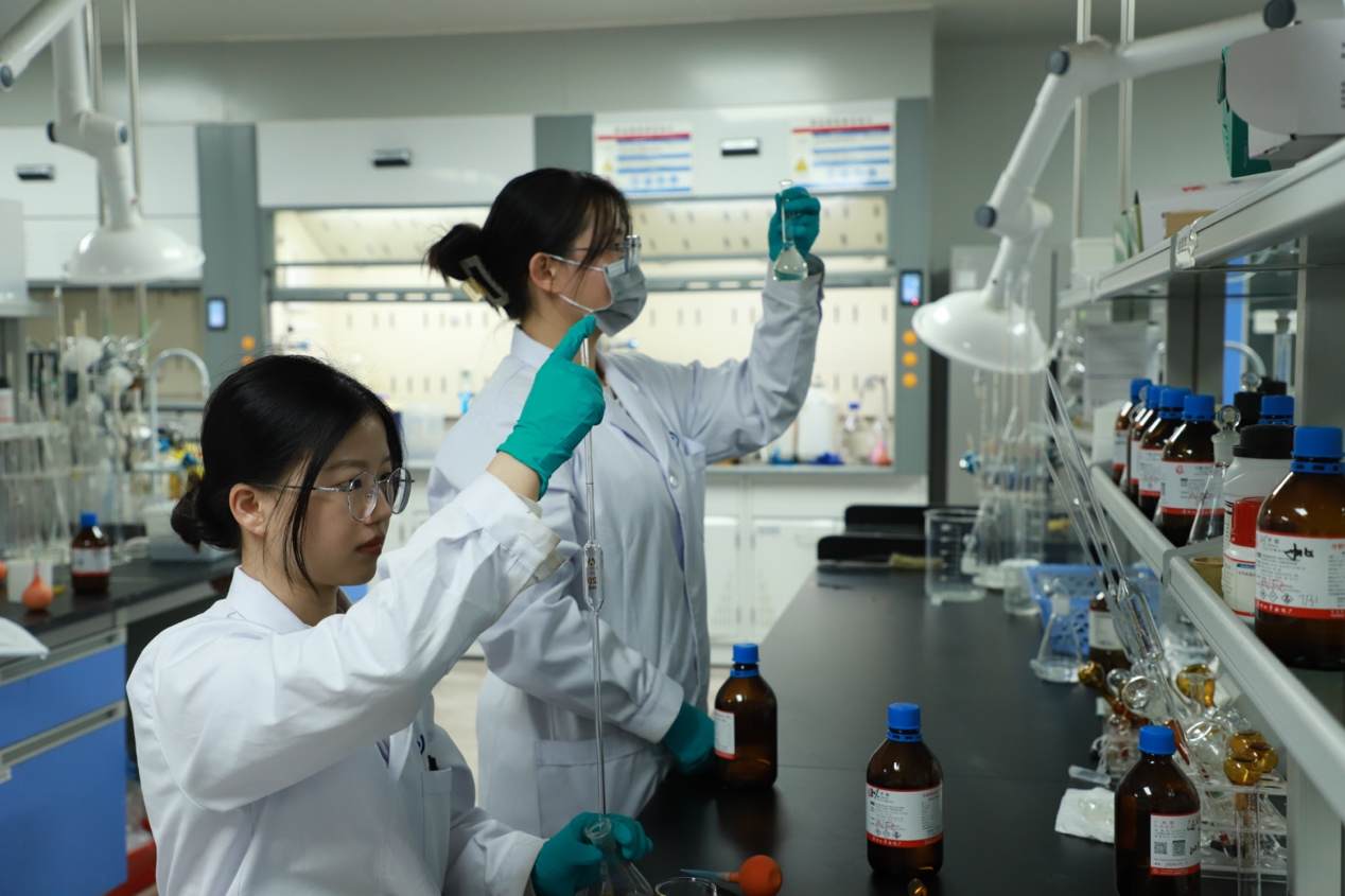 盈科瑞（横琴）药物研究院有限公司工作人员正在做实验。人民网 杨文涛摄