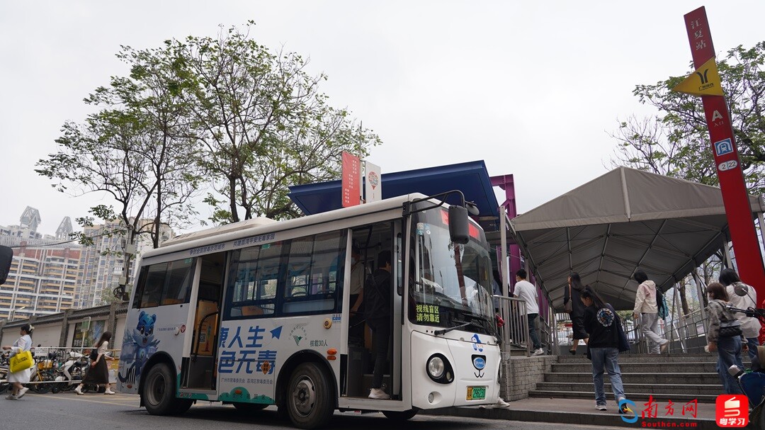 便民公交车改善了地铁口周边的交通微循环。