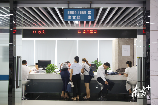 深圳市不动产登记中心，市民正在办理房产交易业务。南方+记者 朱洪波 摄