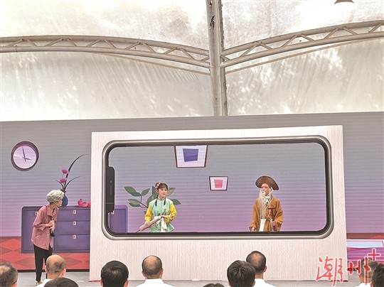 　　启动仪式上，市金山实验学校学生表演舞台剧《老人手机》，宣传网络安全知识。 潮州日报全媒体记者 刘银璇 摄