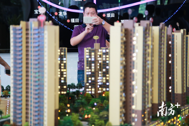 东莞凤岗镇一楼盘，市民正在看房。南方+记者 孙俊杰 摄