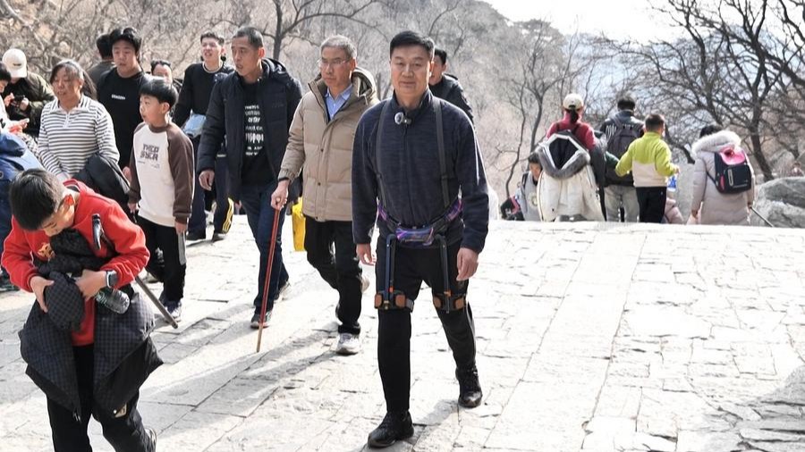 Des sites touristiques chinois adoptent des exosquelettes et des robots pour une meilleure expérience touristique