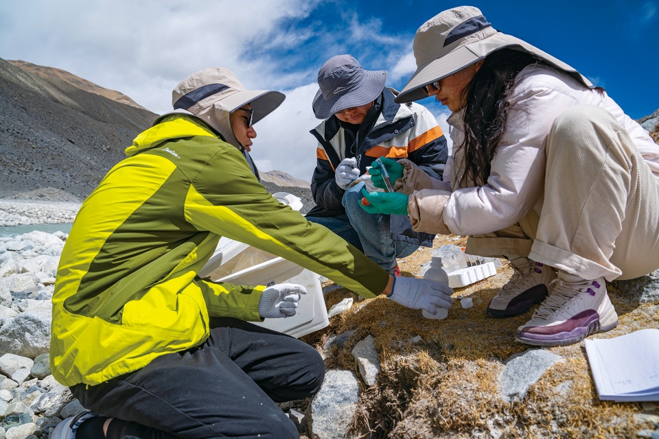 2023年5月22日，珠峰登山大本营附近，科考队员收集土壤样本（新华社/图）