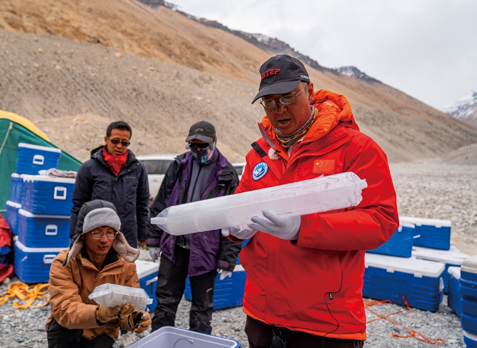 2023年5月22日，珠峰登山大本营，中国科学院西北生态环境资源研究院副院长康世昌（右）查看从珠峰海拔约6500米处钻取的冰芯样品（新华社/图）