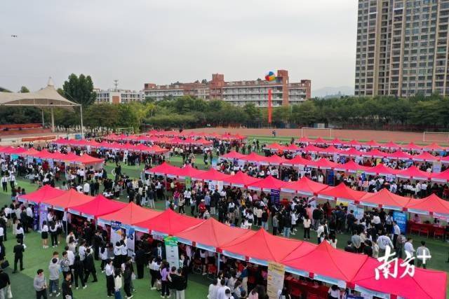 广东高校学生参加招聘会。