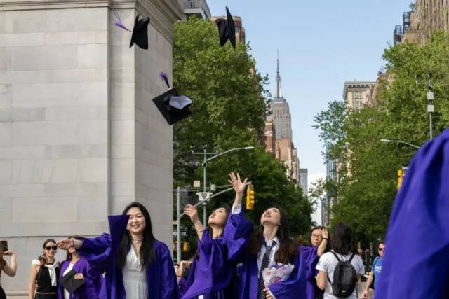 ▲当地时间2022年5月17日，纽约，纽约大学毕业生迎来毕业典礼。（视觉中国 / 图）