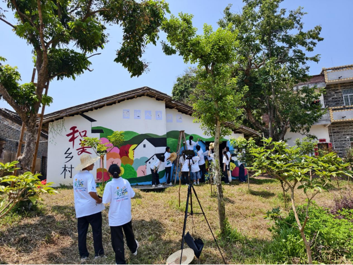 青春执笔绘振兴！青年突击队点亮郁南县大湾镇乡村新画卷