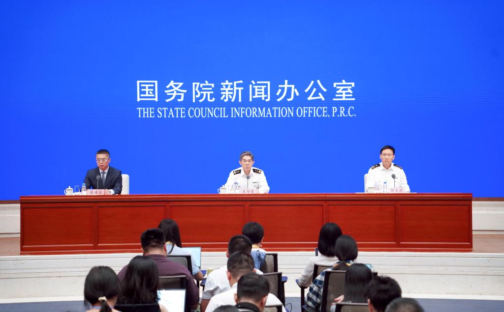 　　7月14日，国务院新闻办公室在北京举行新闻发布会，海关总署副署长王令浚，海关总署新闻发言人、统计分析司司长吕大良介绍2025年上半年进出口情况，并答记者问。新华社记者 潘旭 摄
