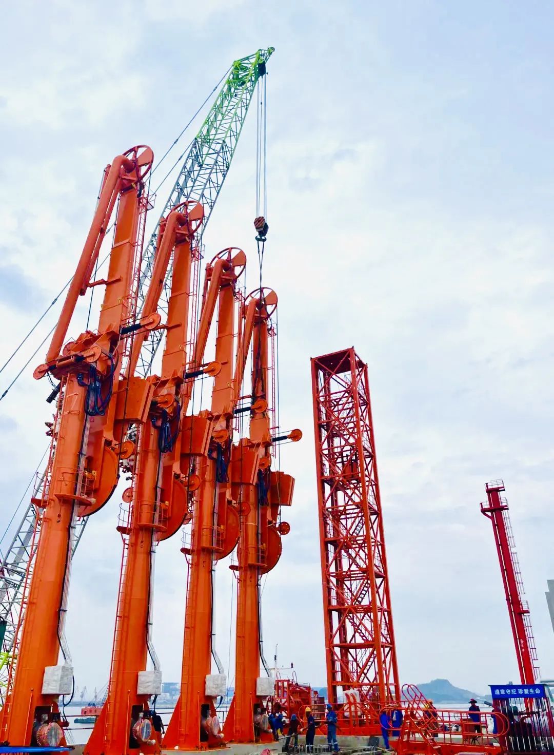 Loading and unloading arms are being installed at the 300,000-ton crude oil terminal of Maoming Port.  