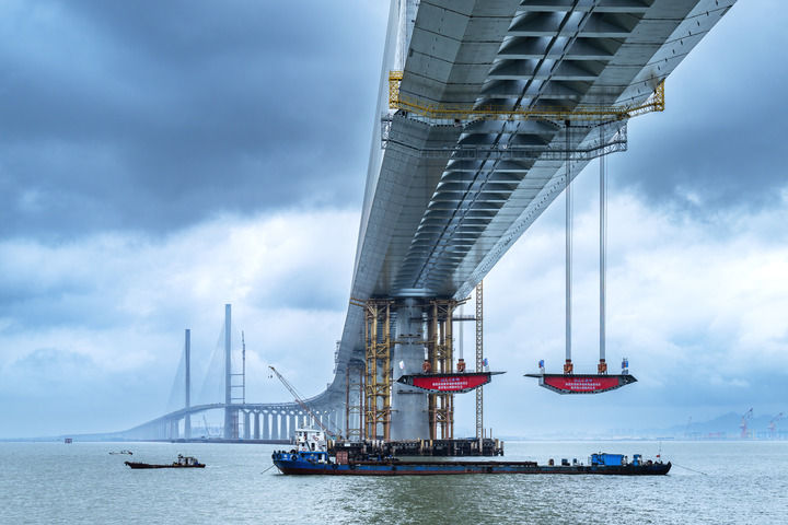黄茅海大桥最后一片钢箱梁吊装现场。（广东省交通集团供图）