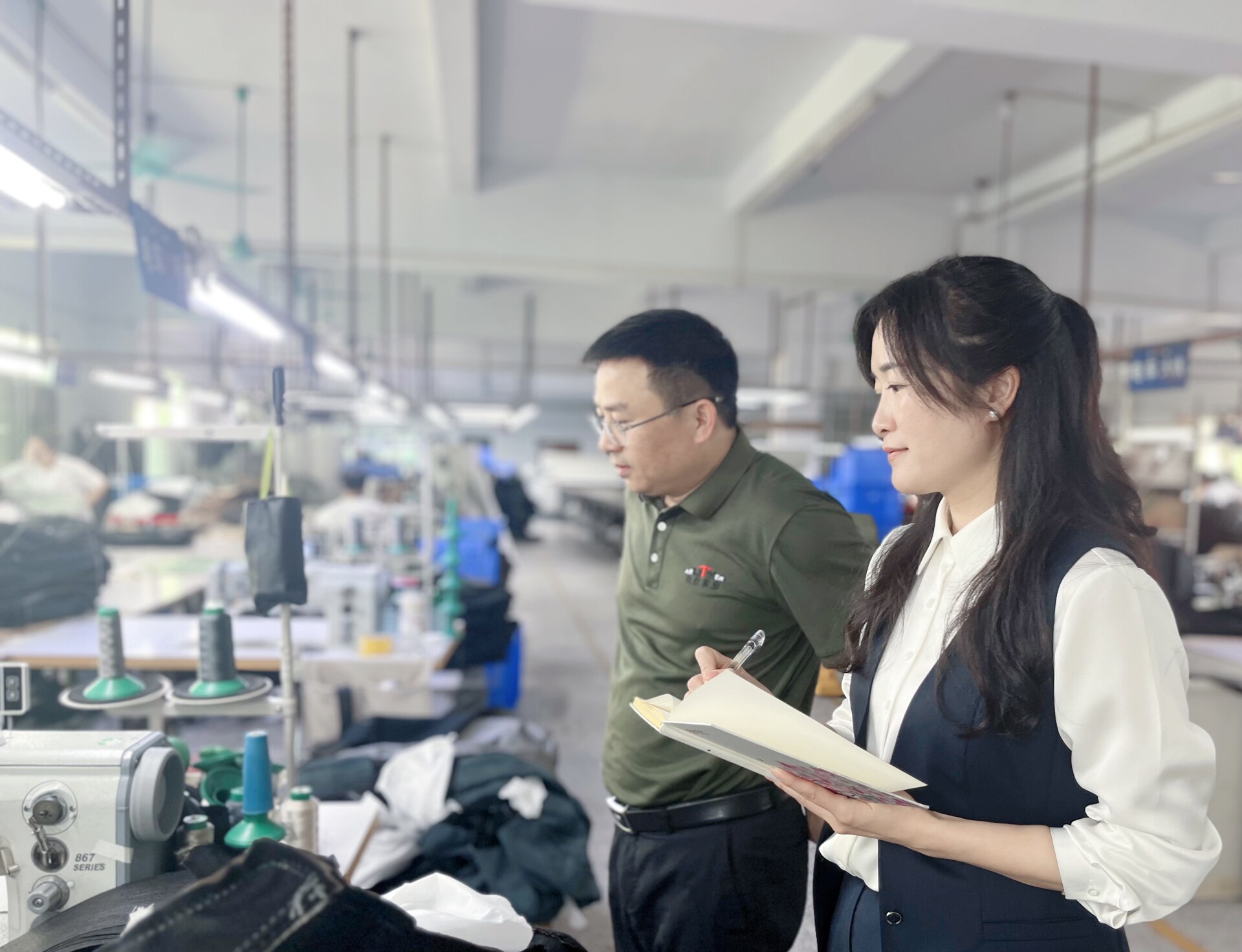 Staff from Huizhou Branch of Bank of China learn about fincial need in an enterprise. 通讯员 Huizhou Branch of Bank of China 供图