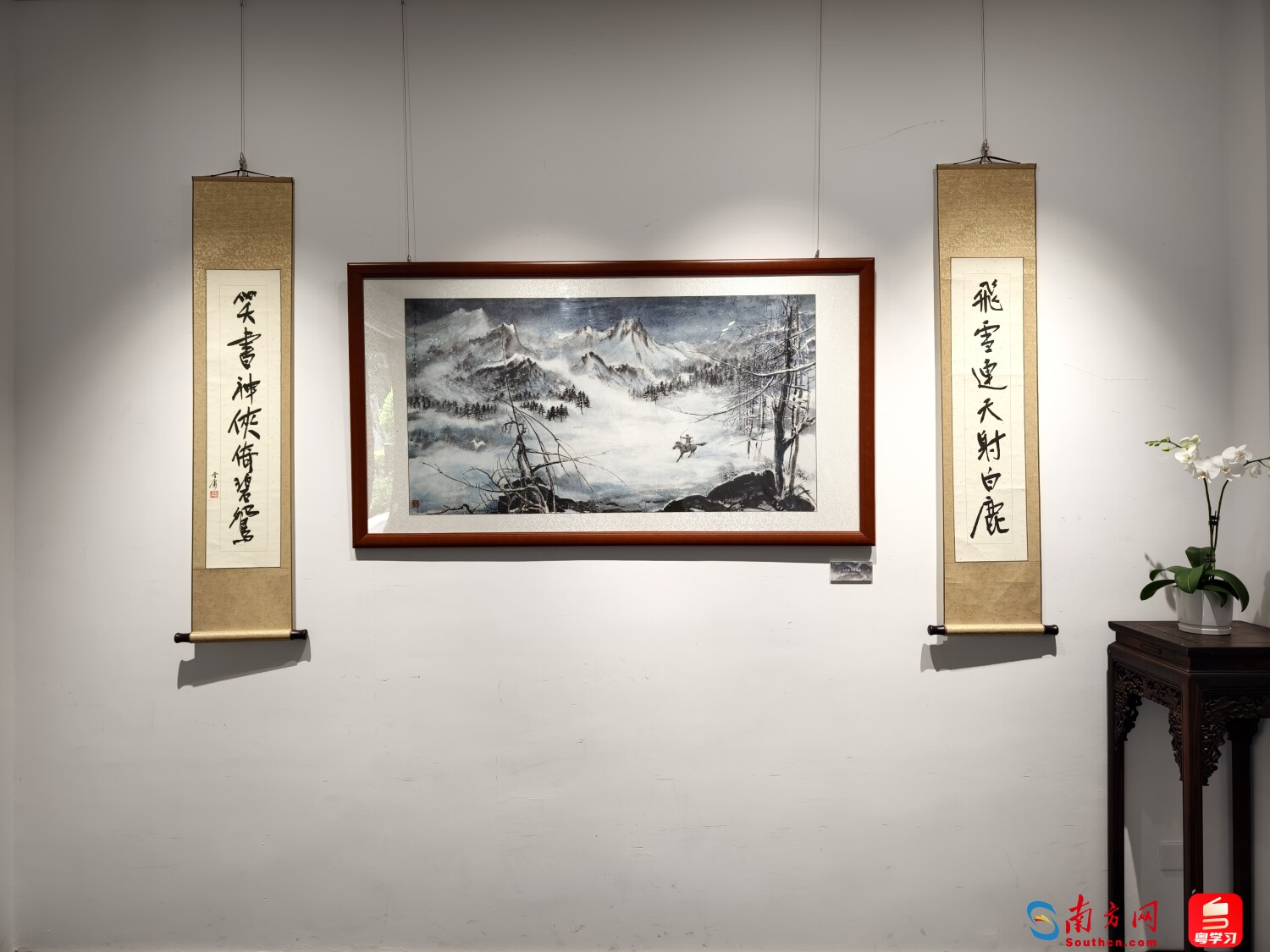 展览现场，《飞雪连天射白鹿》画作